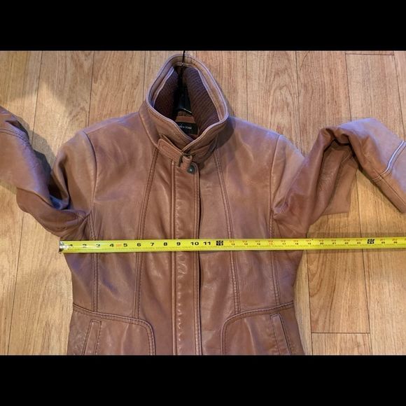 Jones New York leather jacket size L
Excellent Pre-owned Condition - Picture 10 of 11